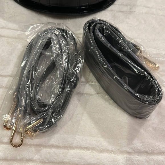 Croco- embossed black bag - 2 straps one for crossbody and one shoulder strap - Picture 6 of 9